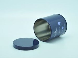 Маленькая круглая жестяная коробка